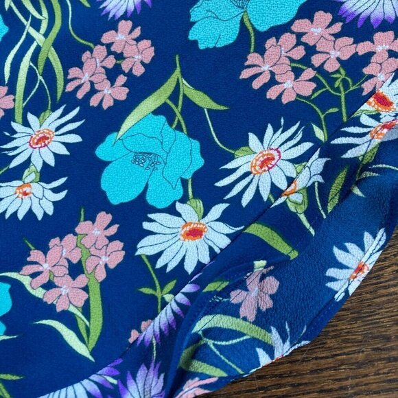 Forever21 blue floral ruffle hem shorts Size Large - Picture 3 of 7